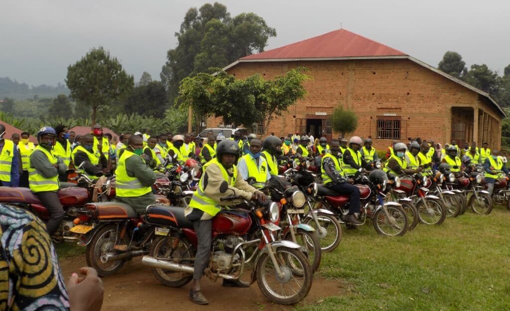 Girl Safe-Bodas, male motorcycle riders who are girl advocates